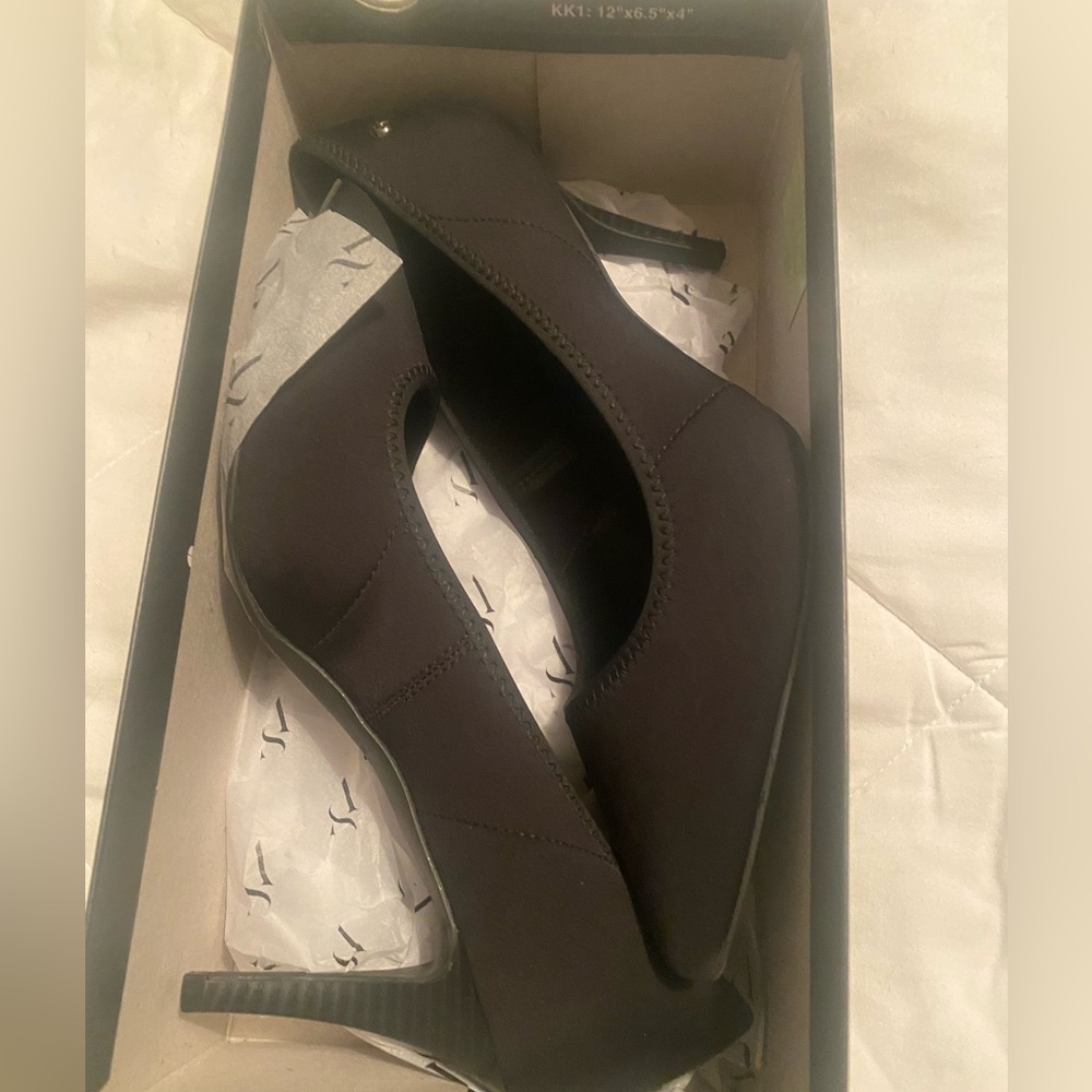 9.5 medium black pumps by Vera Wang